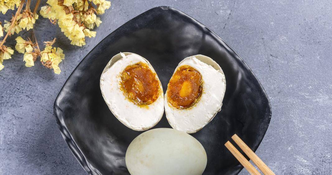 这才是咸鸭蛋最好吃的腌法,味道不咸不淡,个个起沙流油,太香了_做法