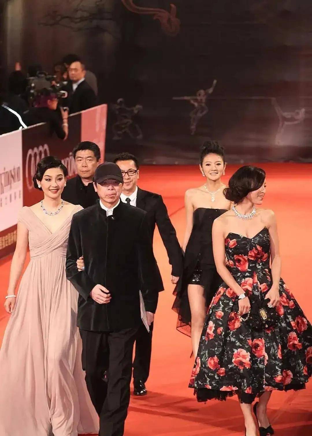 冯小刚带张静初和老婆徐帆合体亮相!