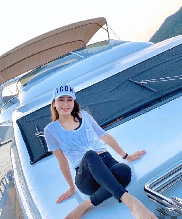48岁黎姿乘豪华游艇出游,卷起上衣秀蛮腰,身材堪比妙龄少女_生活_女神