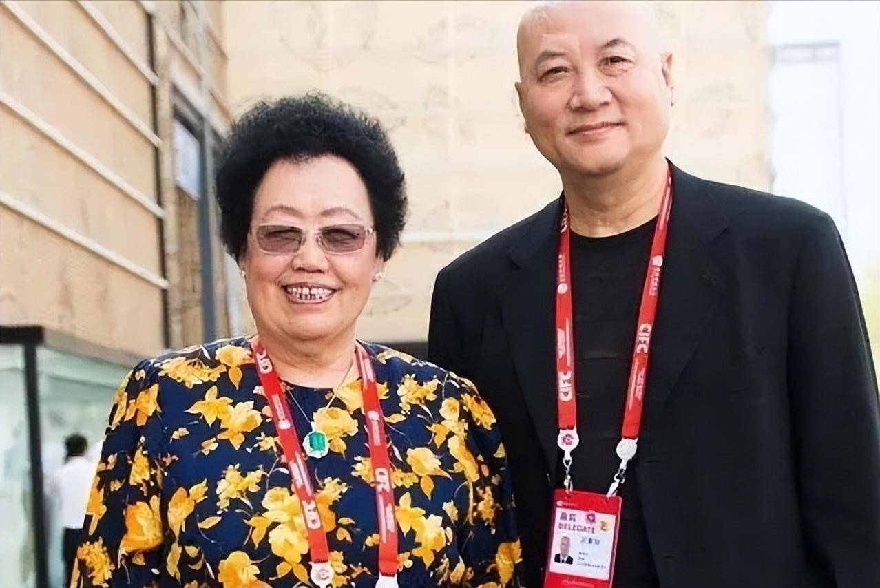 迟重瑞继女赵莉:戴珠宝耳环贵气十足,两人仅差3岁,相处融洽?