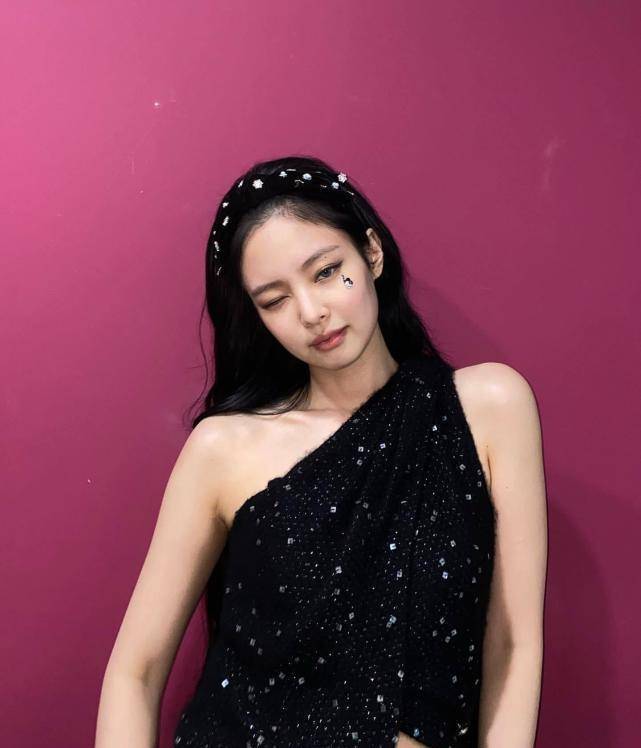 粉墨jennie晒私服照,素颜皮肤细美如雪零瑕疵,嘟嘴让人好想亲_妮妮