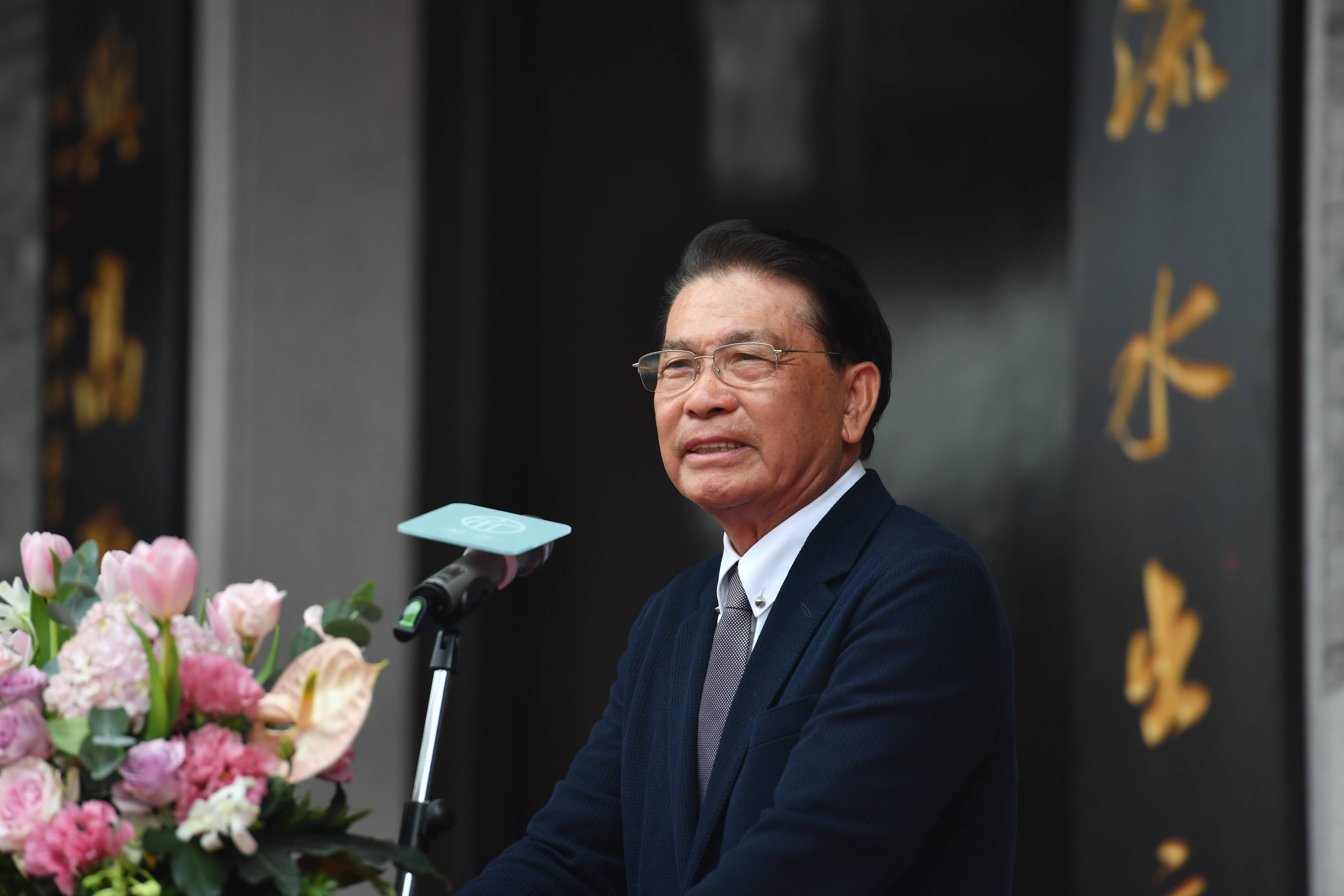 1968年5月,何享健带领23人集资5000元,创办了"北街办塑料生产组" 1980