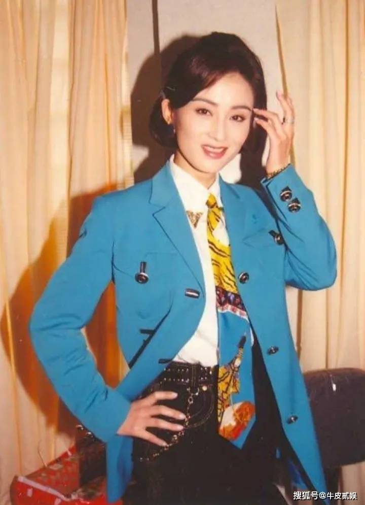 港风女神气质_那些年港片女神的风采_港风妆容穿搭风格
