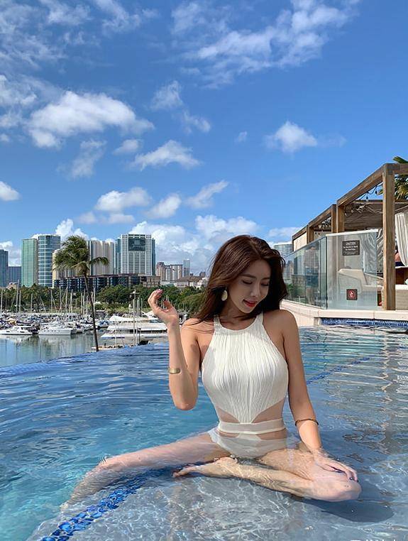 甜美的连体泳衣,是夏日泳池自拍的最佳穿搭_出去玩_朋友_照片