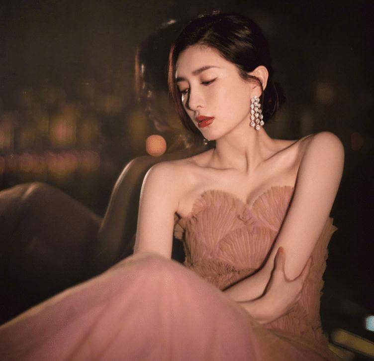 江疏影出席线下活动,抹身材粉色长裙身材姣好,女明星真长这样?