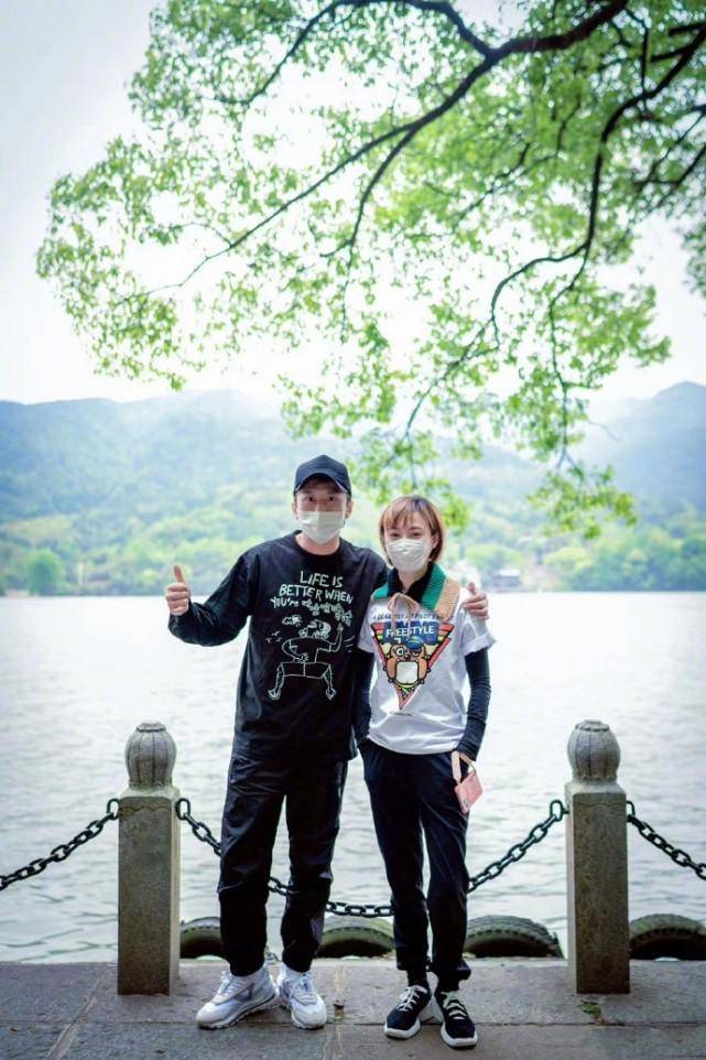 邓超因工做久违归家，等等小花肉麻剖明爸爸，超哥凡尔赛秀幸福