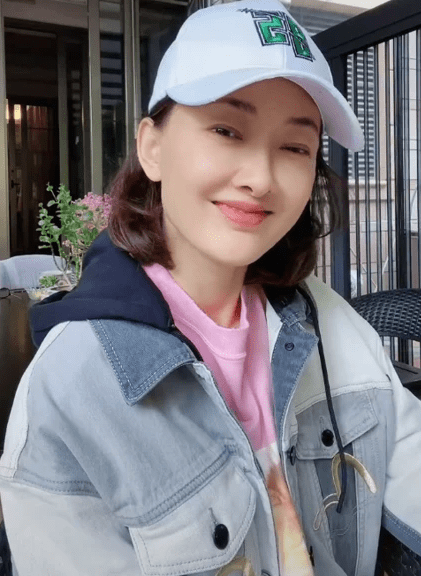 牛莉素颜出镜上演眼神杀!