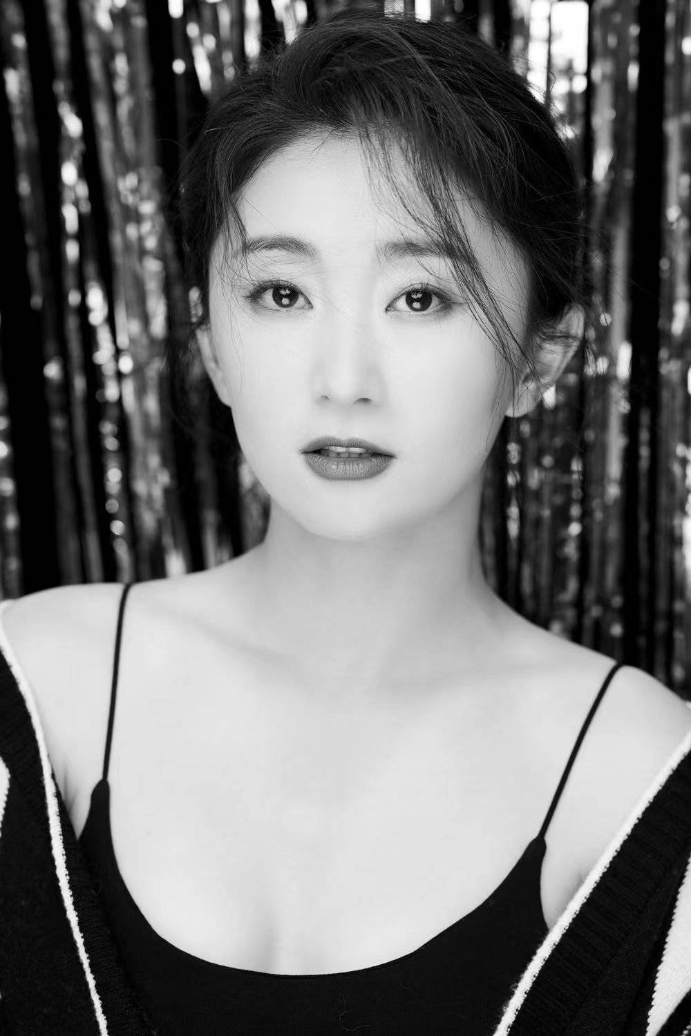 赵秦黑白写真大片公开 气质温婉笑容迷人_风格_作品_魅力