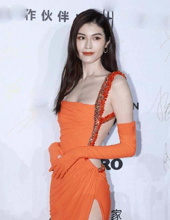 何穗穿橘色开衩裙博眼球,不俗反而皮肤白到发光,只有她能驾驭了