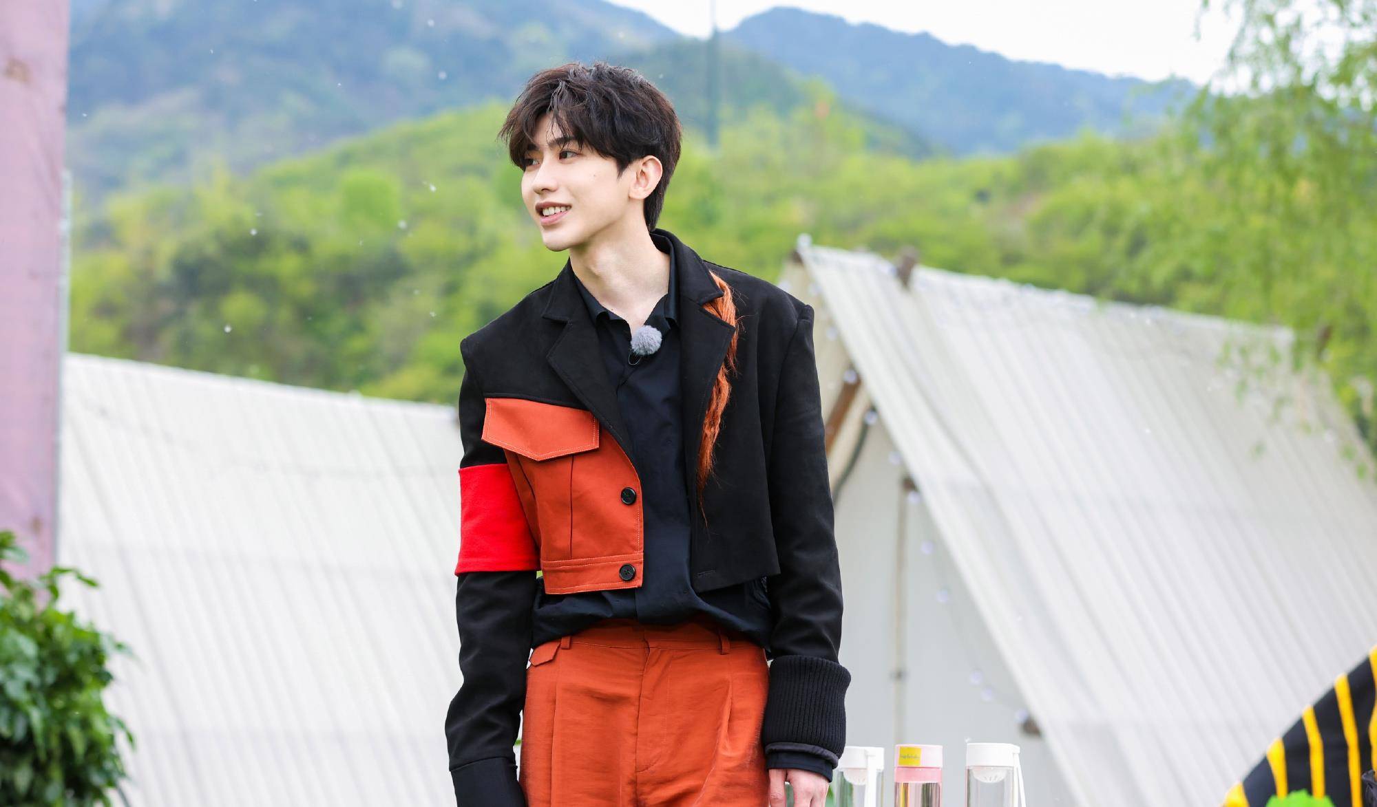 蔡徐坤跑男掉进泥潭,照样掩盖不了颜值_一身_因为_节目