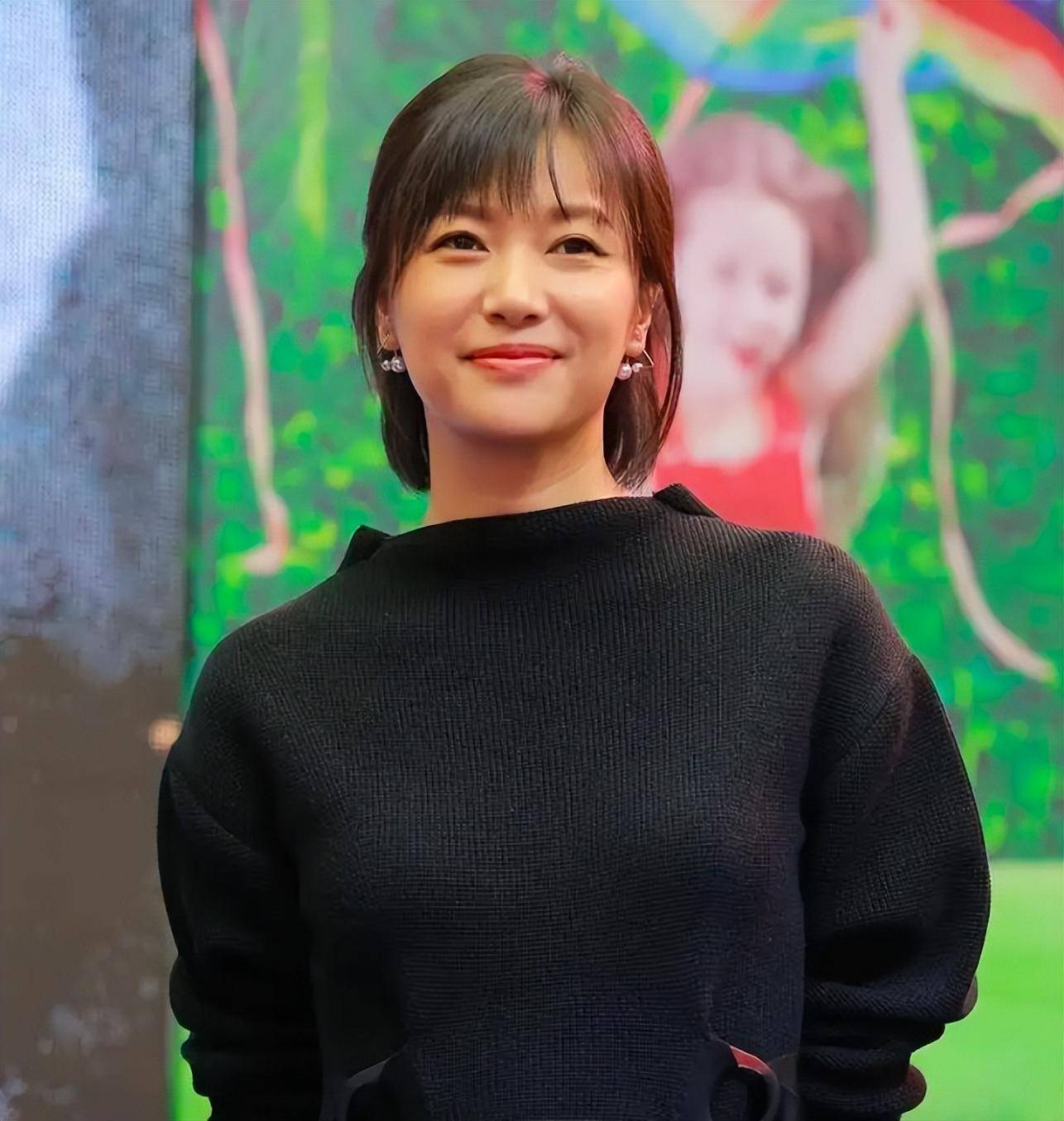 48岁徐静蕾怀孕了?定居美国生活惬意,穿宽松裙素颜出镜状态超好?