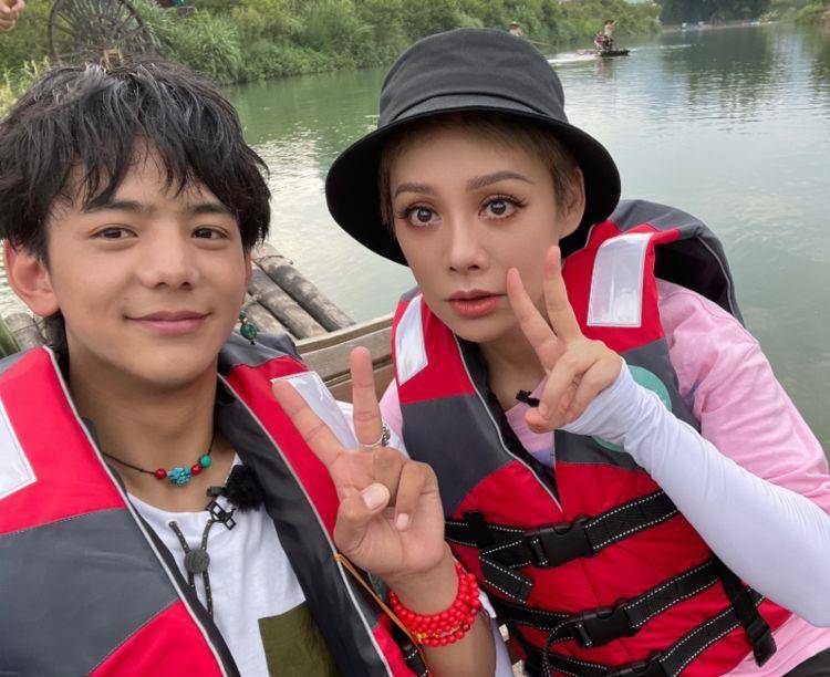 宁静晒与丁真合照,看清无美颜下的脸蛋,区别很显然_感觉_明星_长相