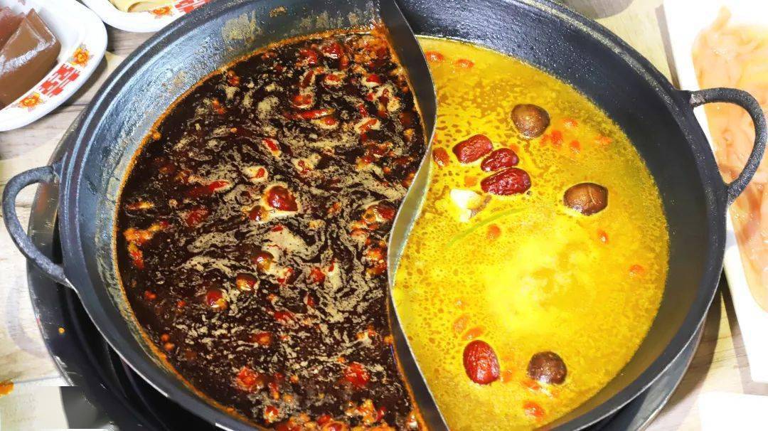 还有番茄,菌汤, 老母鸡金汤 鸳鸯锅三种味道,简直不要太安逸~鸳鸯锅是