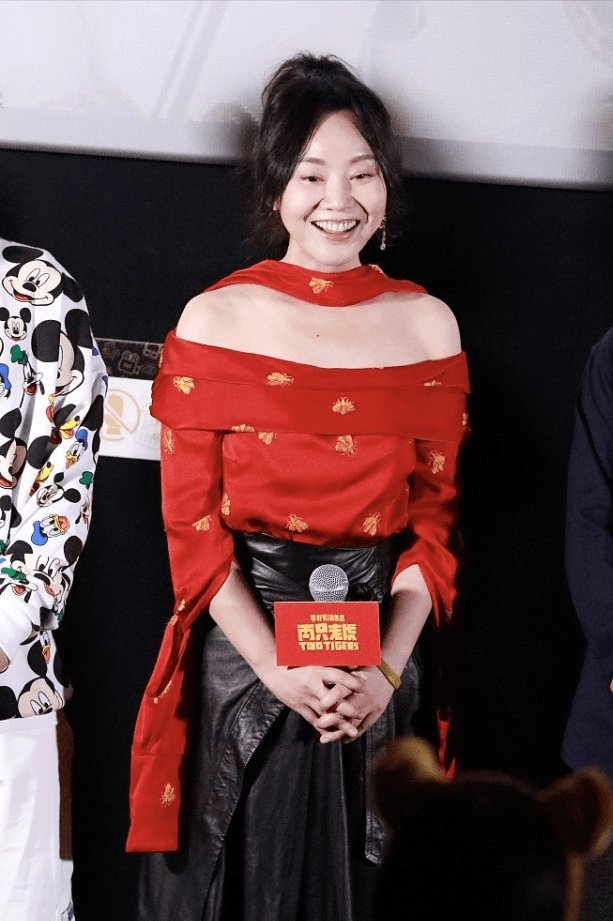 闫妮穿红色上衣好喜庆,虽然状态略显疲惫,但丝毫不影响美貌_颜色_铁锈