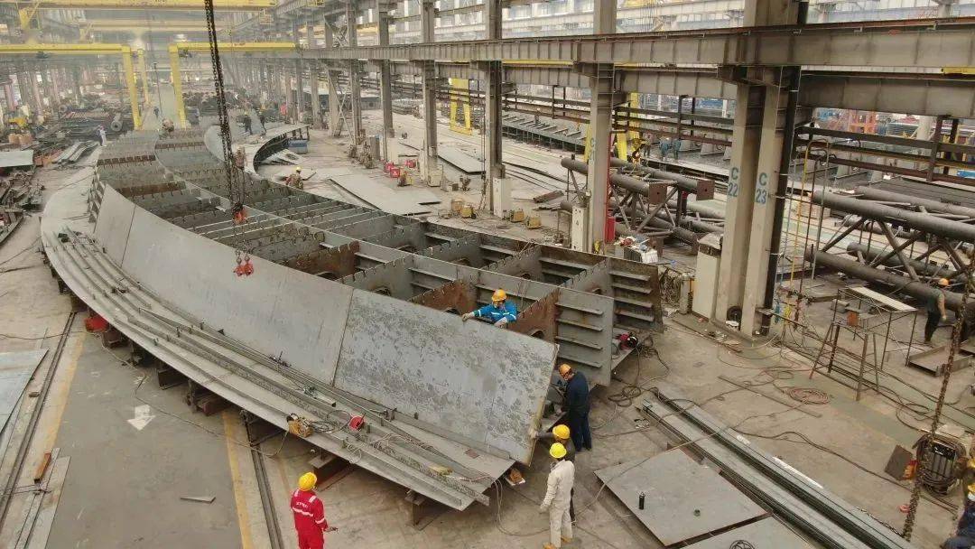 纵九路,匝道跨越主线高架桥,桥梁采用现浇预应力混凝土箱梁,钢筋