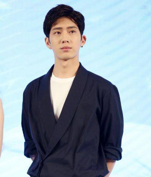 出生28天被抛弃,奶奶靠捡破烂将他养大,成名后父母却来认亲_井柏然