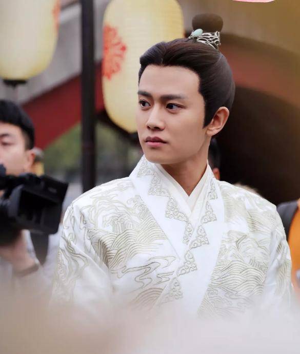 他把自己的初吻给了阚清子,这也以至于时隔多年,当任嘉伦自己再一次