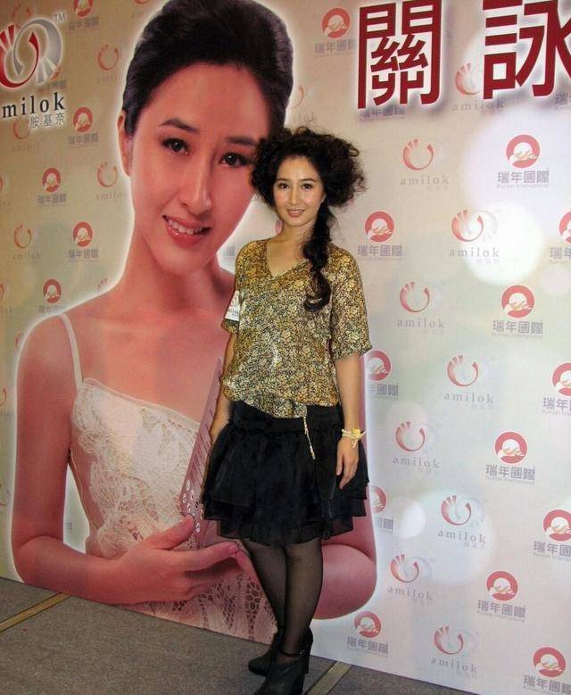 张家辉的媳妇也太美了,穿吊带黑裙曲线窈窕,哪有奔六的样子_效果_裙子