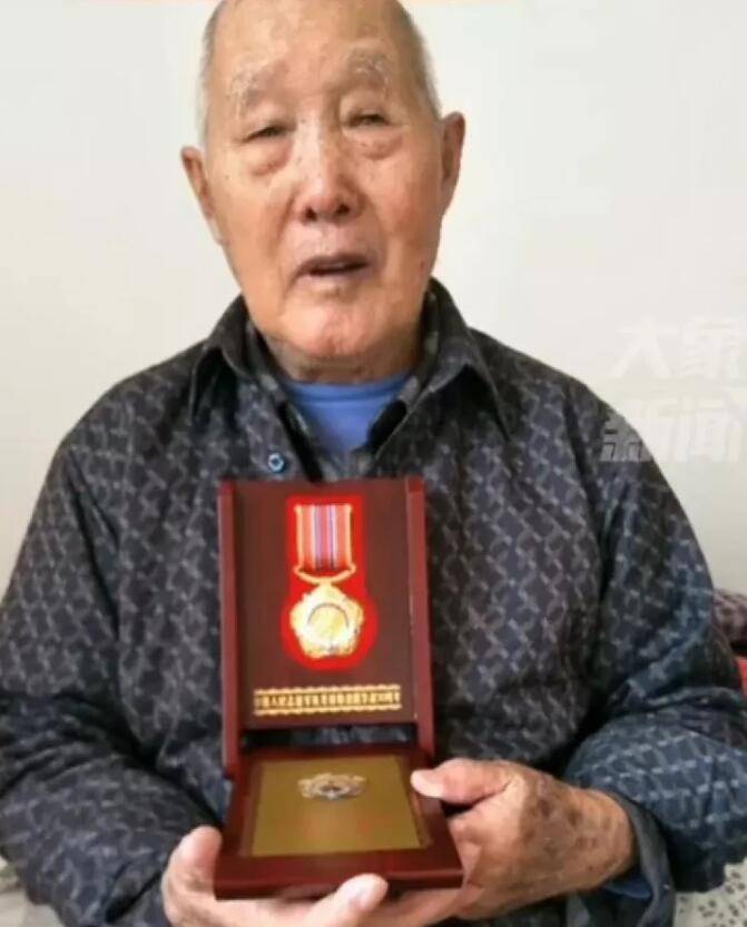 95岁抗日老兵拍片发现颈部有子弹，无数先烈换来了和平，致敬英雄