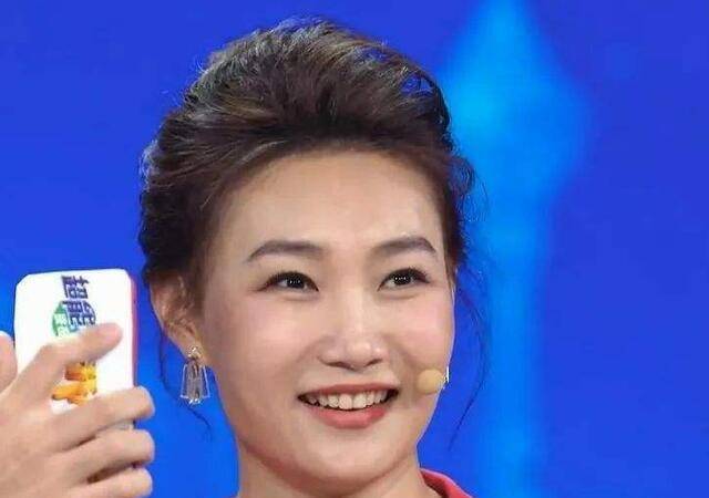央视主持人李梓萌,为工作戴假发14年,摘下假发后美翻众人