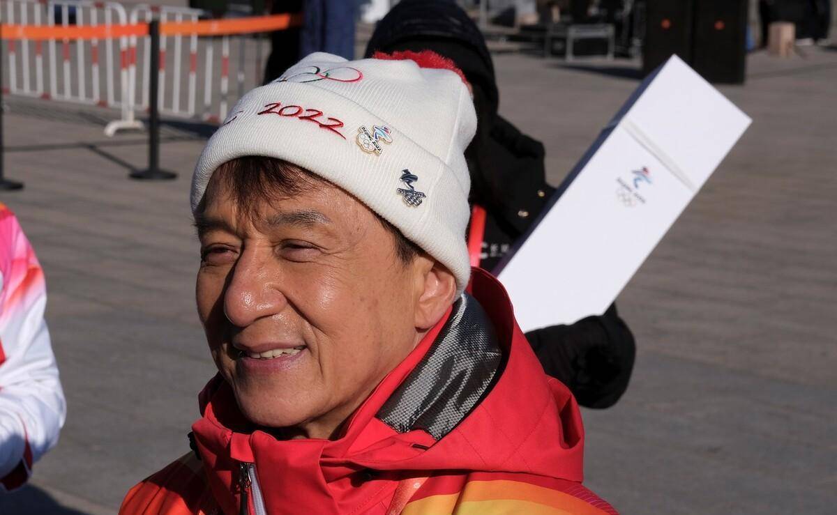 今年北京冬奥会,成龙也是担任了火炬手,虽然现场看来成龙大哥气色不错