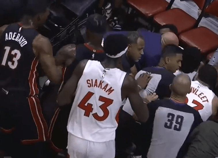 nba上演火爆冲突,两悍将直接被驱逐,场面太混乱_比赛_猛龙_热火