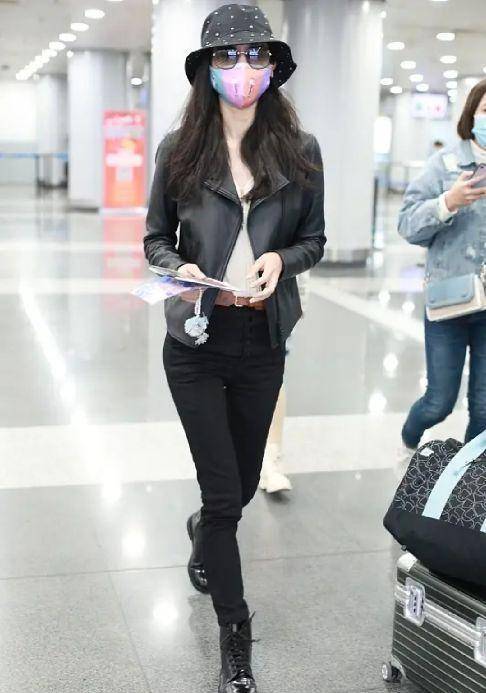 韩雪穿小皮衣和黑色紧身裤,非常讲究细节,效果不错_颜色_时候_衣服