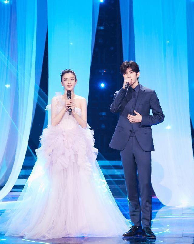 佟丽娅状态在线,穿粉色纱裙时尚高贵,和蔡徐坤同框似"姐弟"_气质_西装