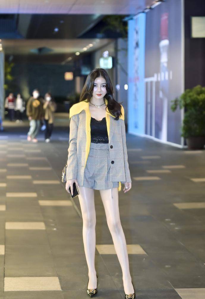 穿时尚太俗气了,今秋流行白丝袜,时髦还抓人眼球!_女生_细节_效果