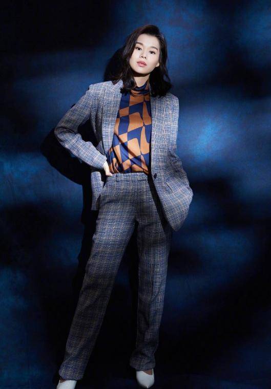 胡杏儿去迪士尼穿搭时尚,条纹衬衫搭配牛仔裤,身材比例太绝了