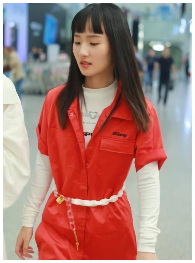 穿连体装还要用腰带锁上,这腰_张玉琪_衣服_感觉