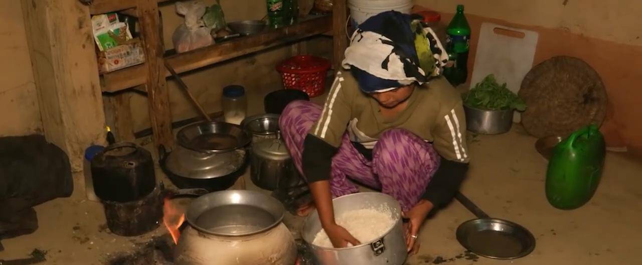 来尼泊尔村长家蹭饭,红烧肉配米饭,发现他们有一个很不好的习惯_菜板