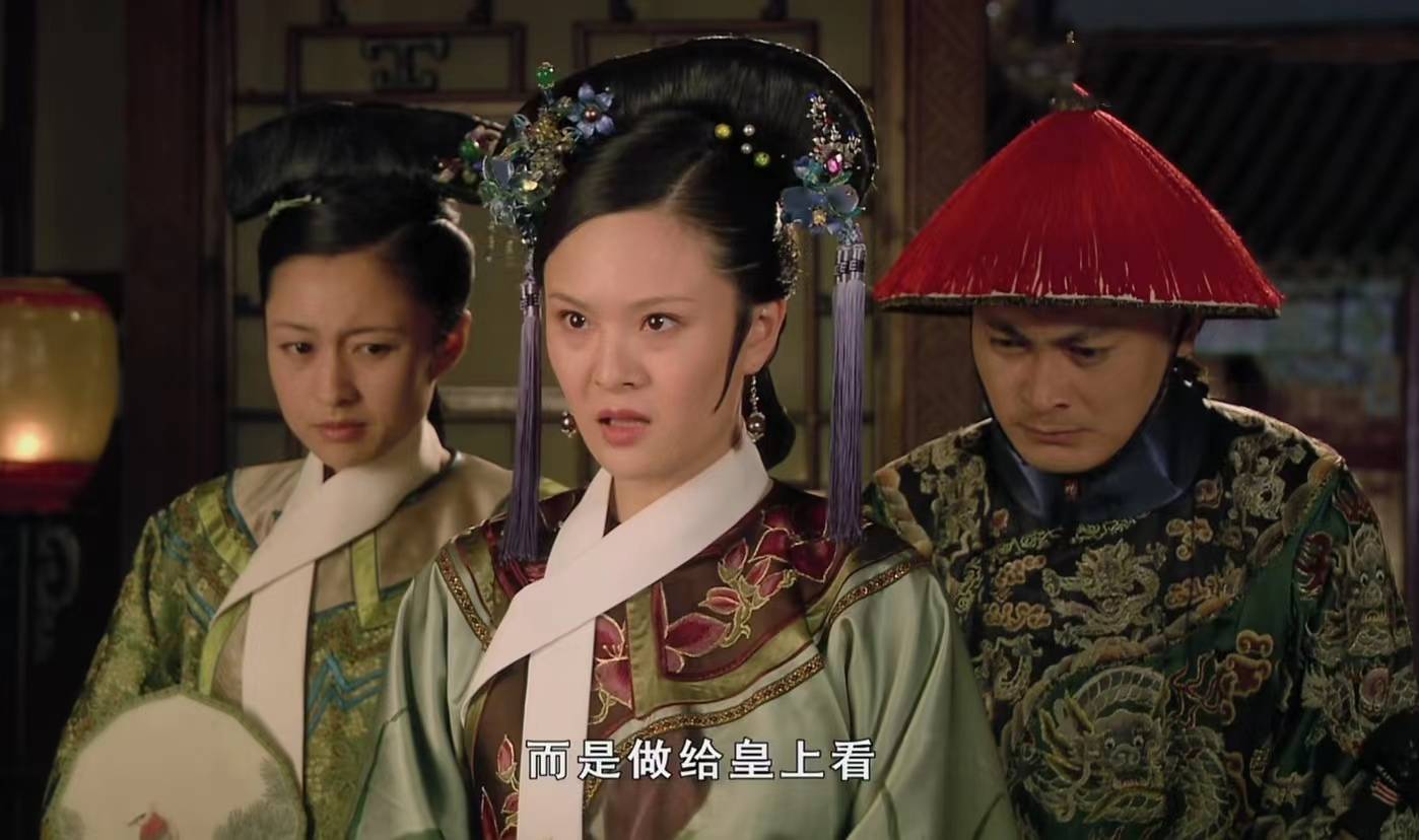 华妃让甄嬛跪在太阳底下,害她流产,曹贵人为什么不拦着华妃?