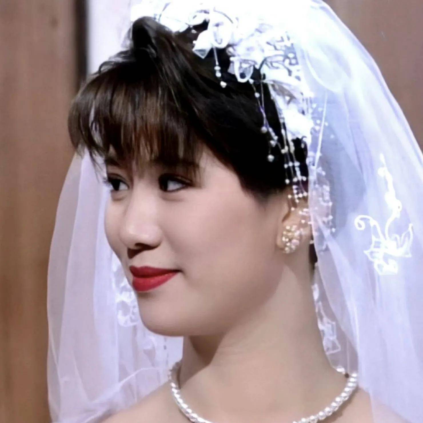 女星婚纱群像,躲得了迪丽热巴和刘亦菲的神颜,躲不掉港风女神_袁咏仪