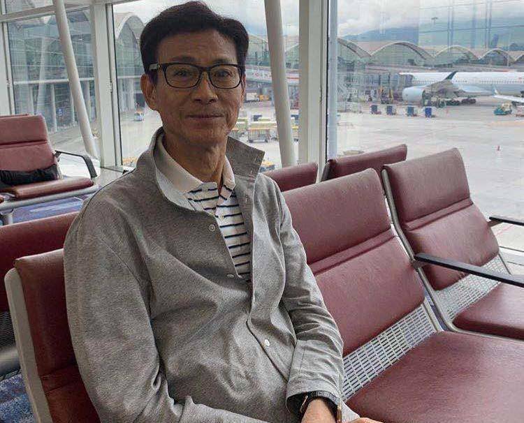 72岁郑少秋近照曝光瘦骨嶙峋老态尽显,沙漠拍戏7人搀扶拒用替身_网络