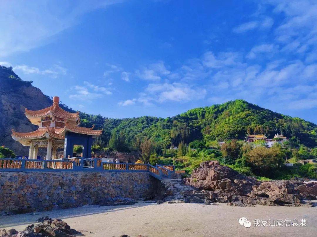 它靠近著名金町湾海滩,和金町湾同属一片海岸线,白鹤寺前面的这片沙滩