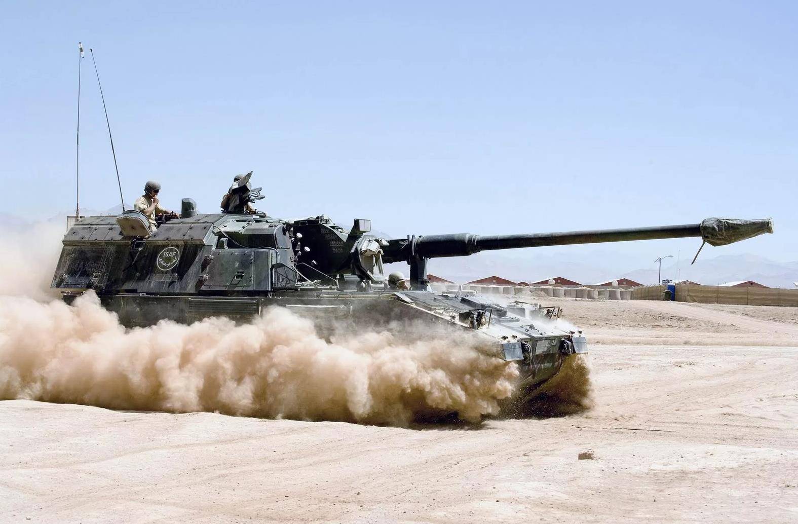 其中在榴弹炮方面,北约最终选择了m114 式牵引榴弹炮作为标准储备