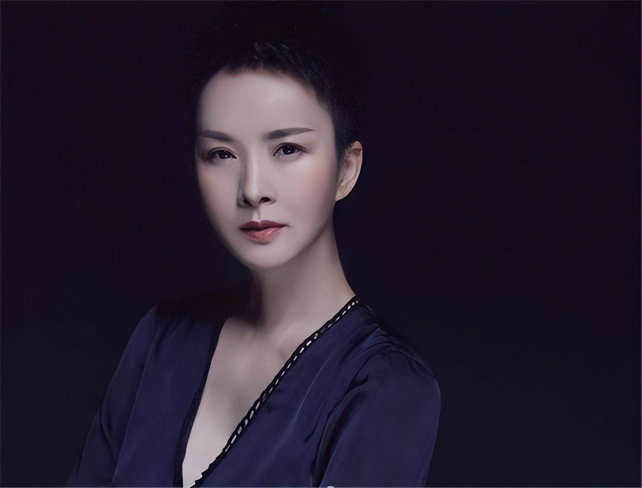 演员谢兰:和丈夫坚持丁克12年愁坏婆婆,39岁意外有喜全家乐开怀_表演