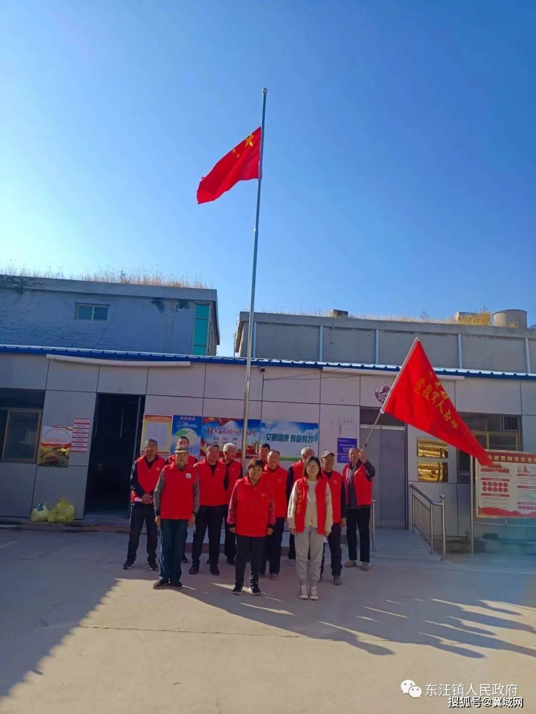 战鼓催征斗志昂斗志昂脱下了戎装血依然滚烫猎猎军旗在心中飘扬