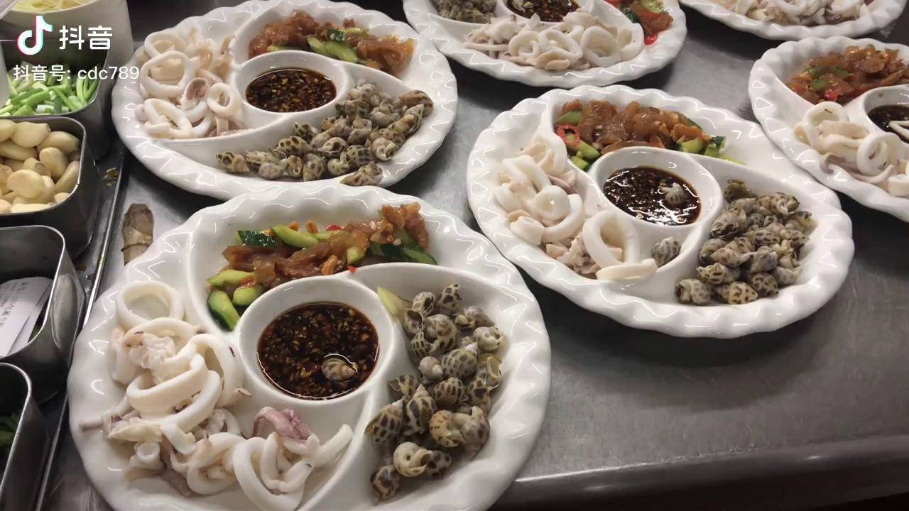 在我们福建泉州闽南宝宝满月宴席上,这样的全海鲜菜品只要1200,你们