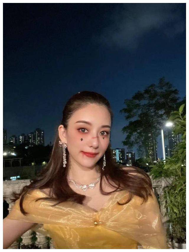 方媛cos的是《美女与野兽》中的贝儿公主,郭富城自然就是王子了,他穿