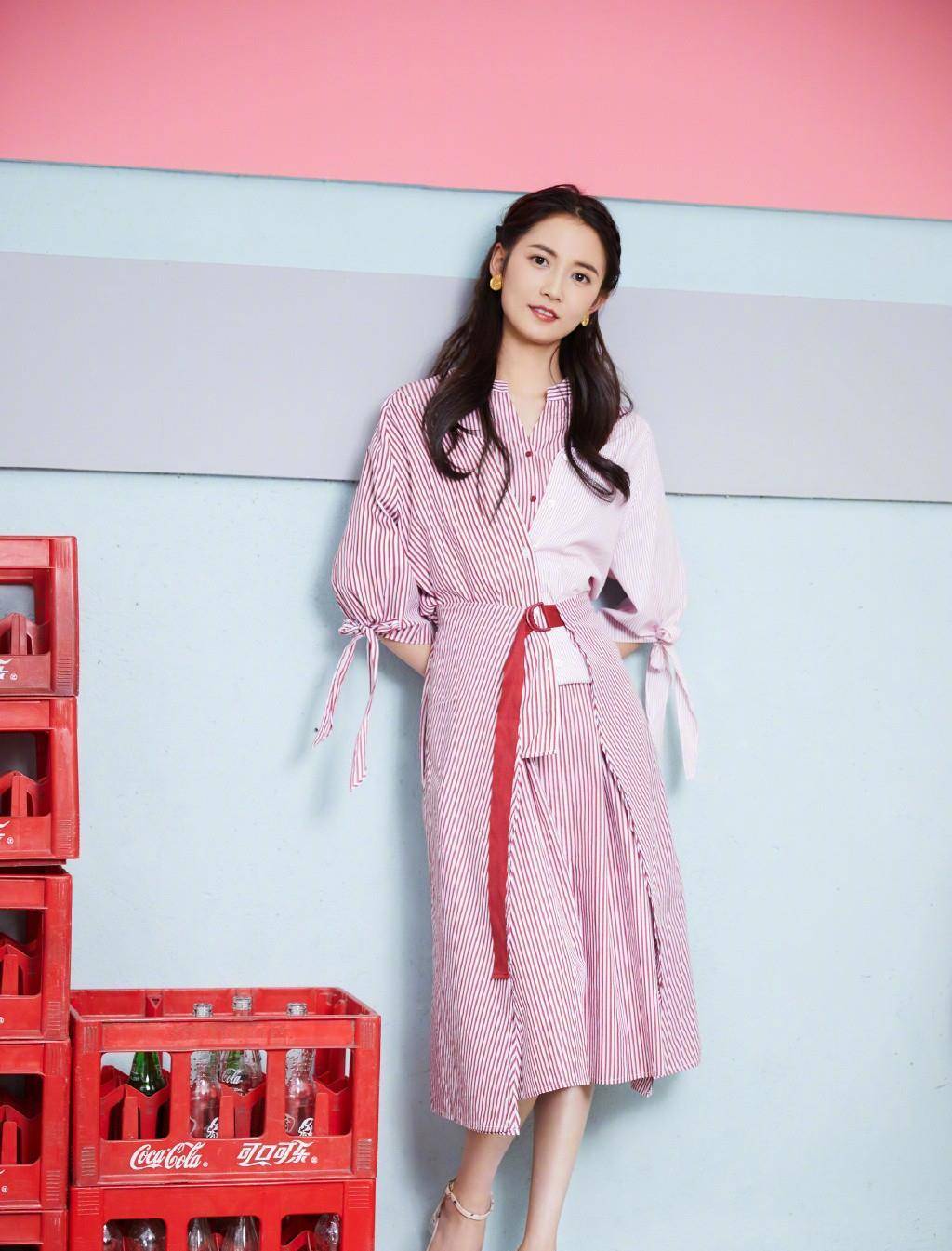 即日,陈钰琪的写真照流出,穿戴一身条纹衬衫,再配上一条小粉裙,就短长