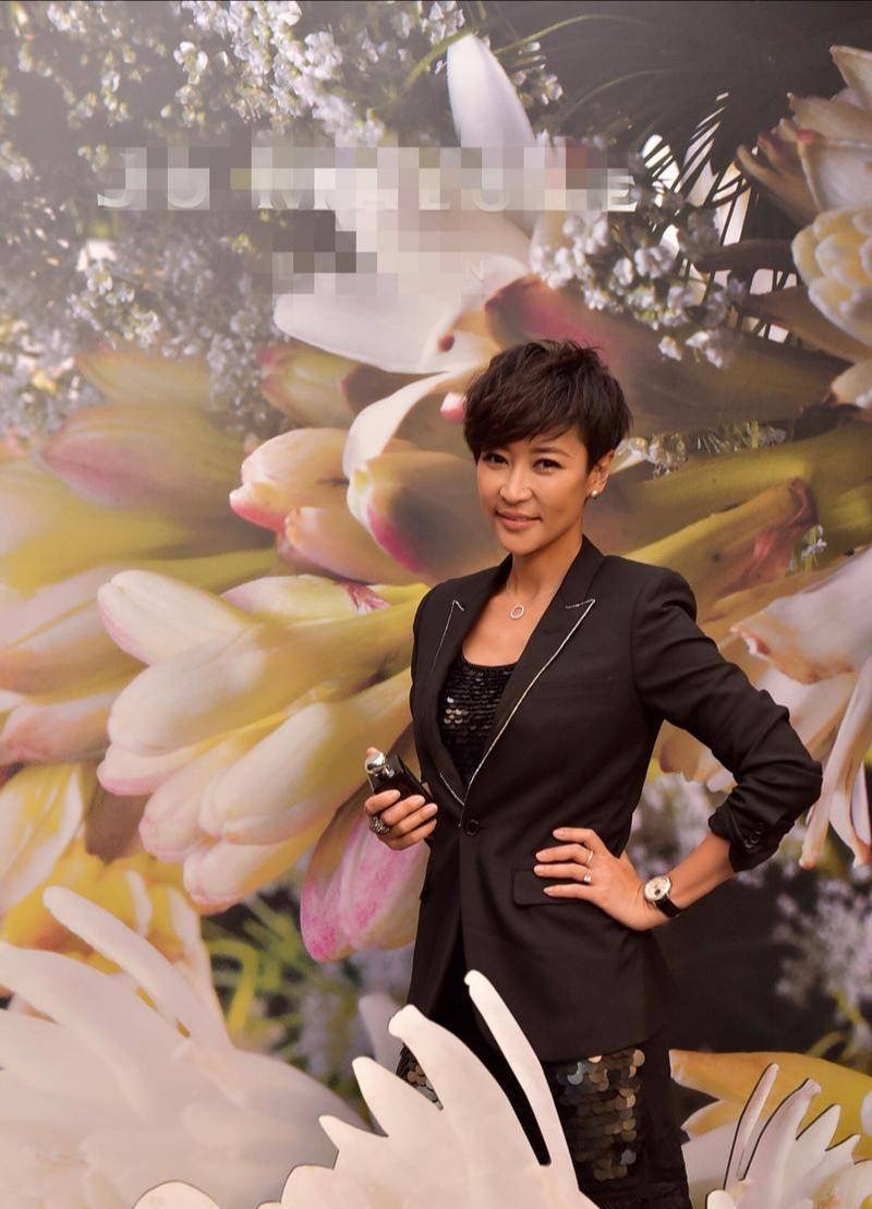 原创梁静短发造型好a与190老公穿情侣装霸气减龄像帅小伙