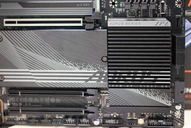 就是这么顶，超豪华供电，技嘉小雕X670 AORUS ELITE AX主板评测体验