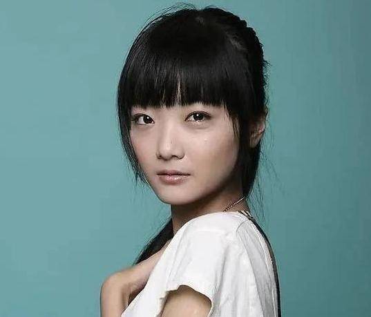 她14岁出道21岁获影后,因"娃娃脸"获封童颜女神,其实娃3岁了_曹苑