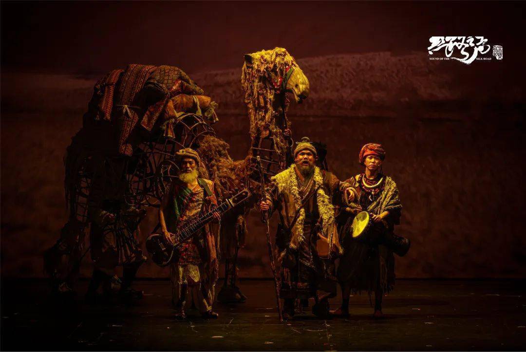 除此之外,本次多媒体投影运用也很多,舞台上,观众席里都有投影机.