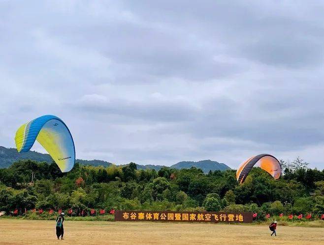 南康龙回航空飞行营地位于龙回镇仓下村布谷寨和坪沙村公主岭,营地距