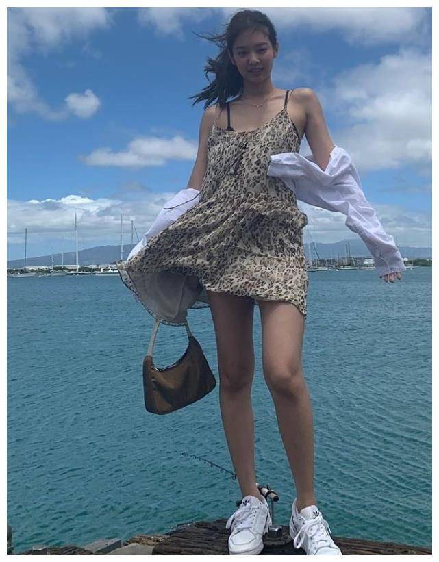 金智妮海边度假挑战土气豹纹裙,没想到配上小白鞋后,很有少女感_珍妮