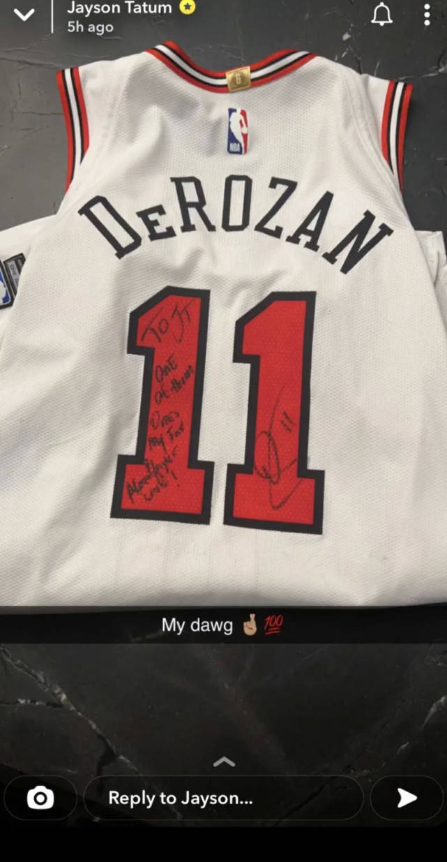 塔图姆更新社媒,晒出了一张德罗赞赠送的签名球衣.