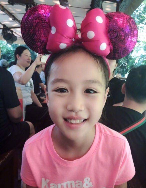 钟丽缇三女儿个个明星相!